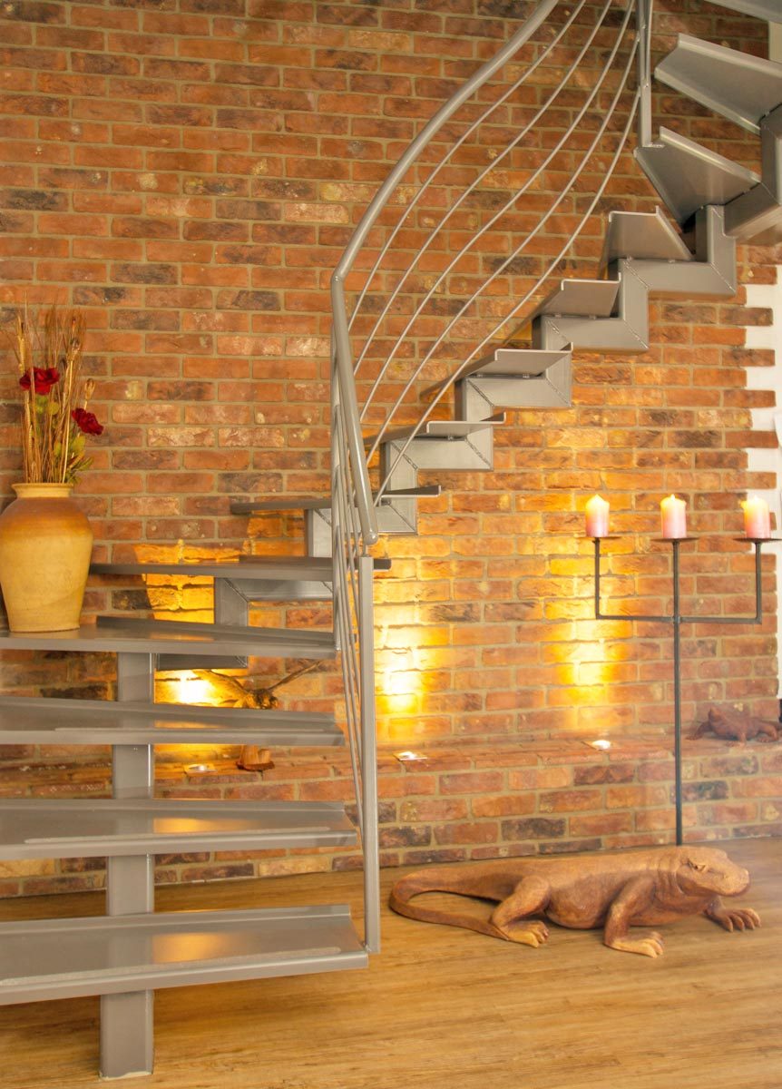 moderne Stahltreppe für Maisonettewohnung