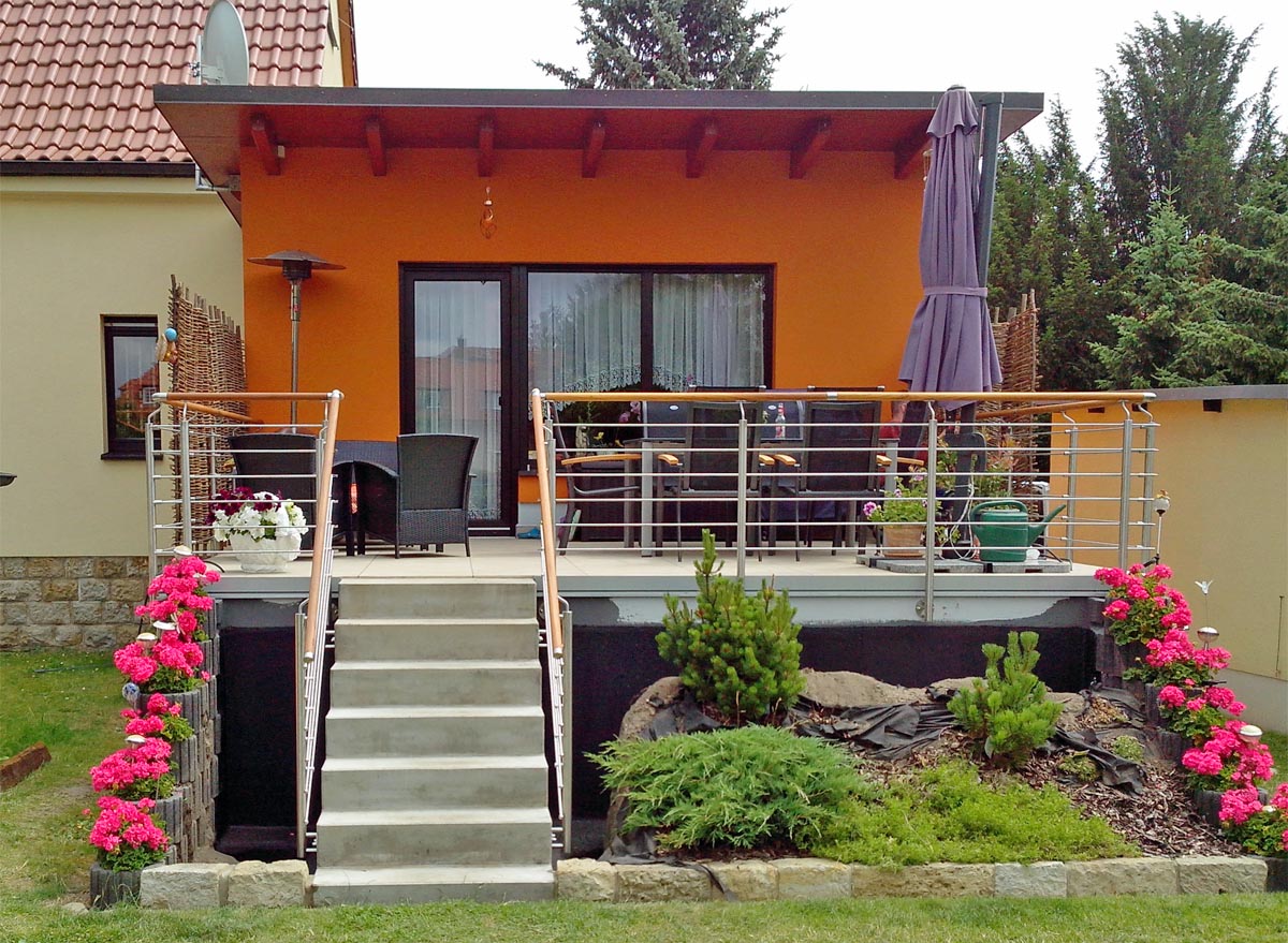 Terrasse mit Geländer zum Gartenhaus